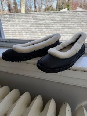 UGG Zora black leather ballet
Shearling Women’s Slip-On Shoes 8.5